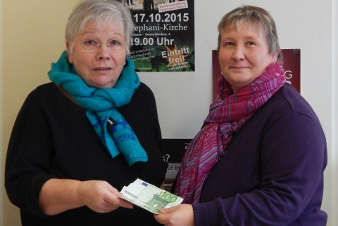 Petra Stolzenburg übergibt Spende für die Zille